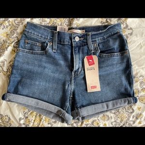 NWT Levi’s Mid Length Shorts
